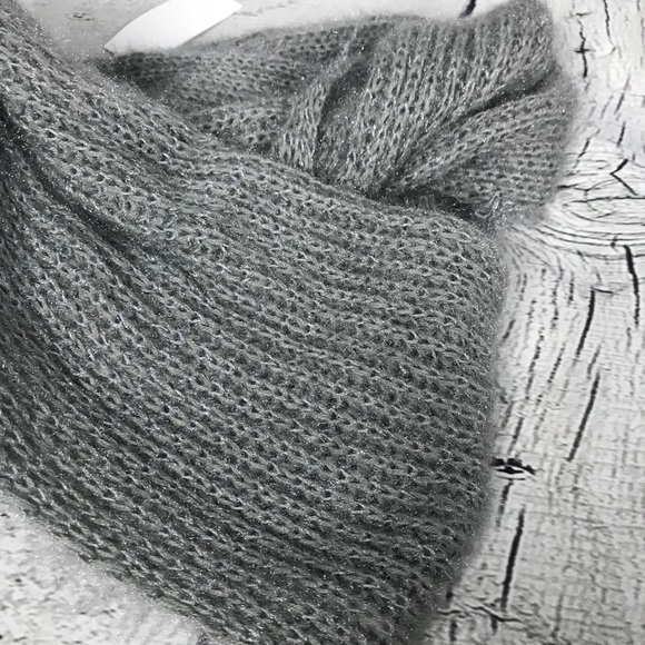 NEW D&Y Silver Fuzzy Shimmer Knit Infinity Scarf - Picture 7 of 8